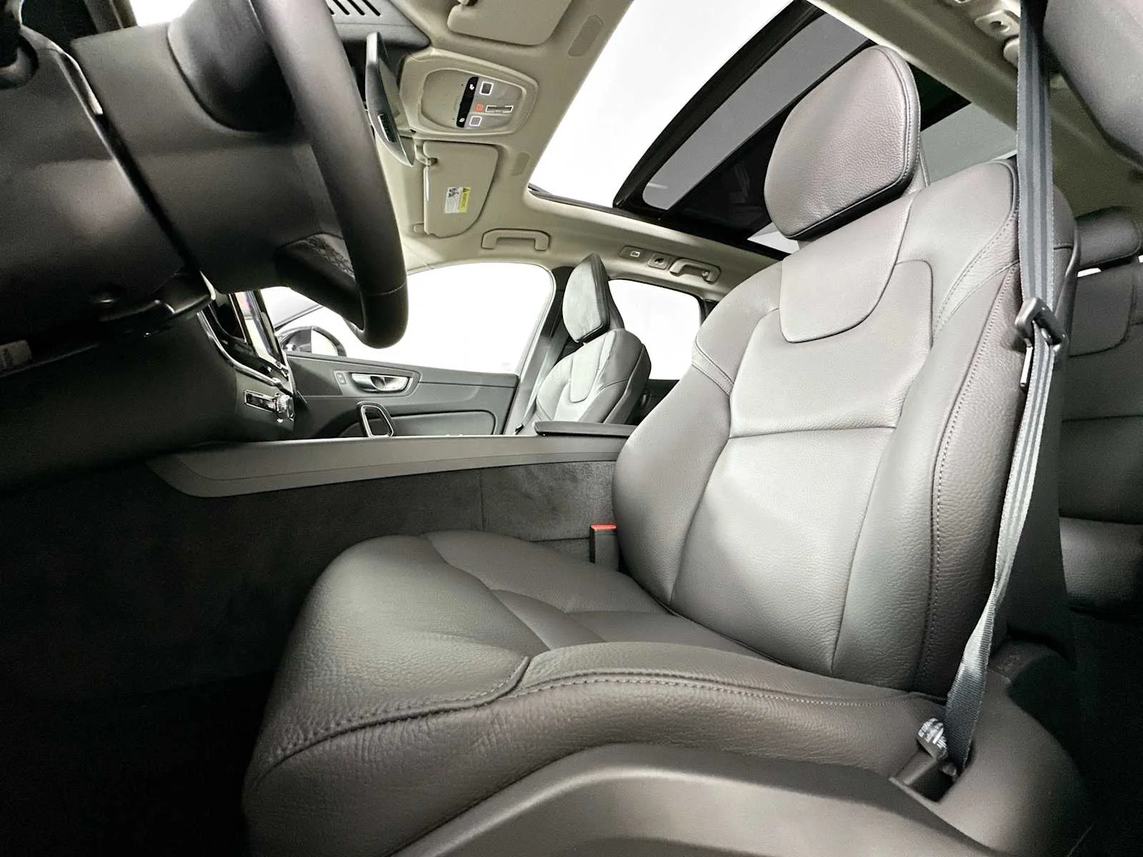 Certified Used 2025 Vapour Grey Volvo Plus image 18