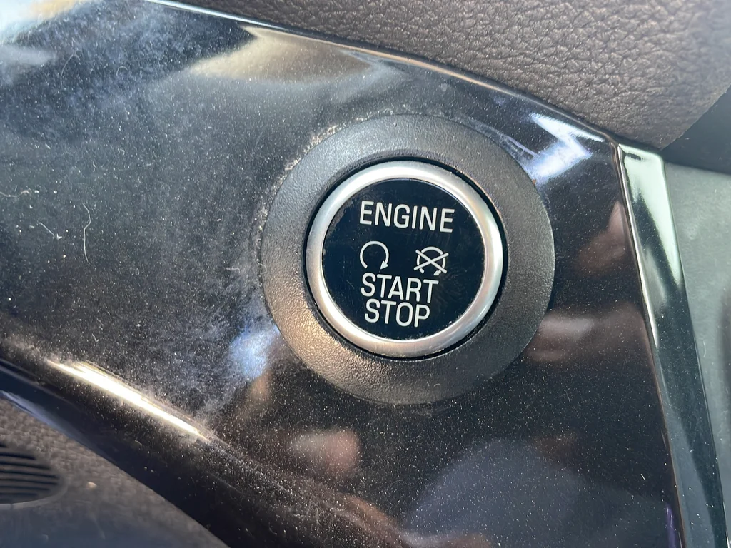 Used 2019 Black Ford SE image 28