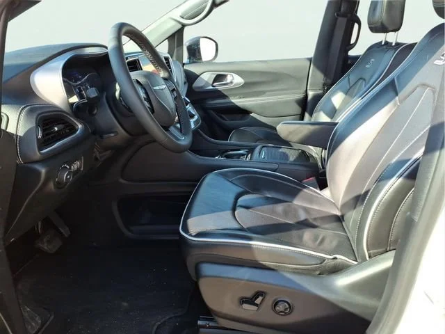 Used 2025  Chrysler Limited image 18