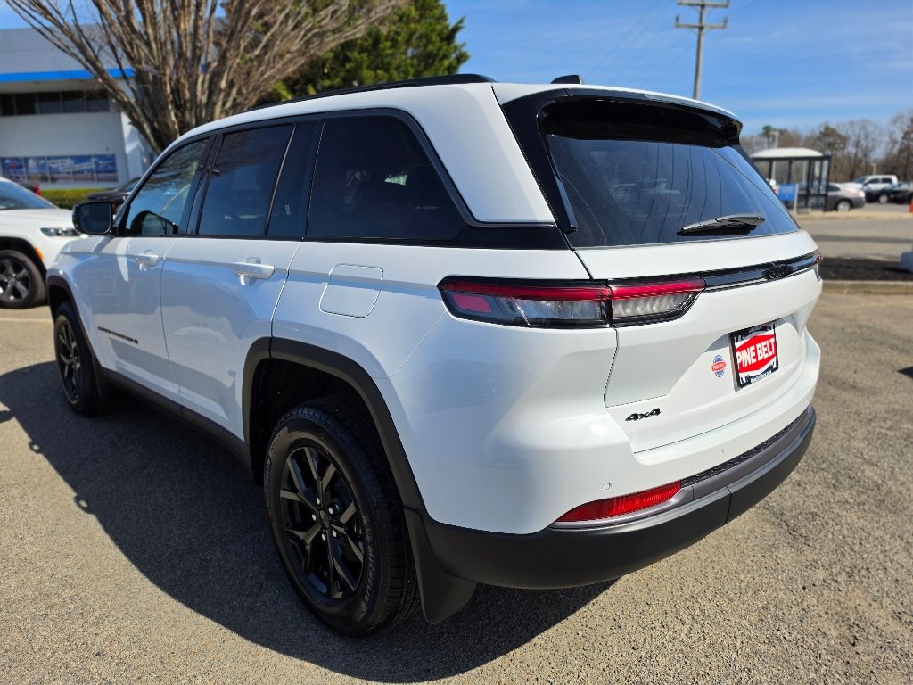 New 2026 Bright White Clear-Coat Exterior Paint Jeep Altitude image 10