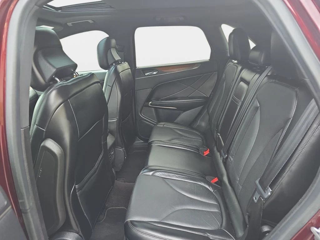 Used 2017 Red Lincoln Reserve image 14
