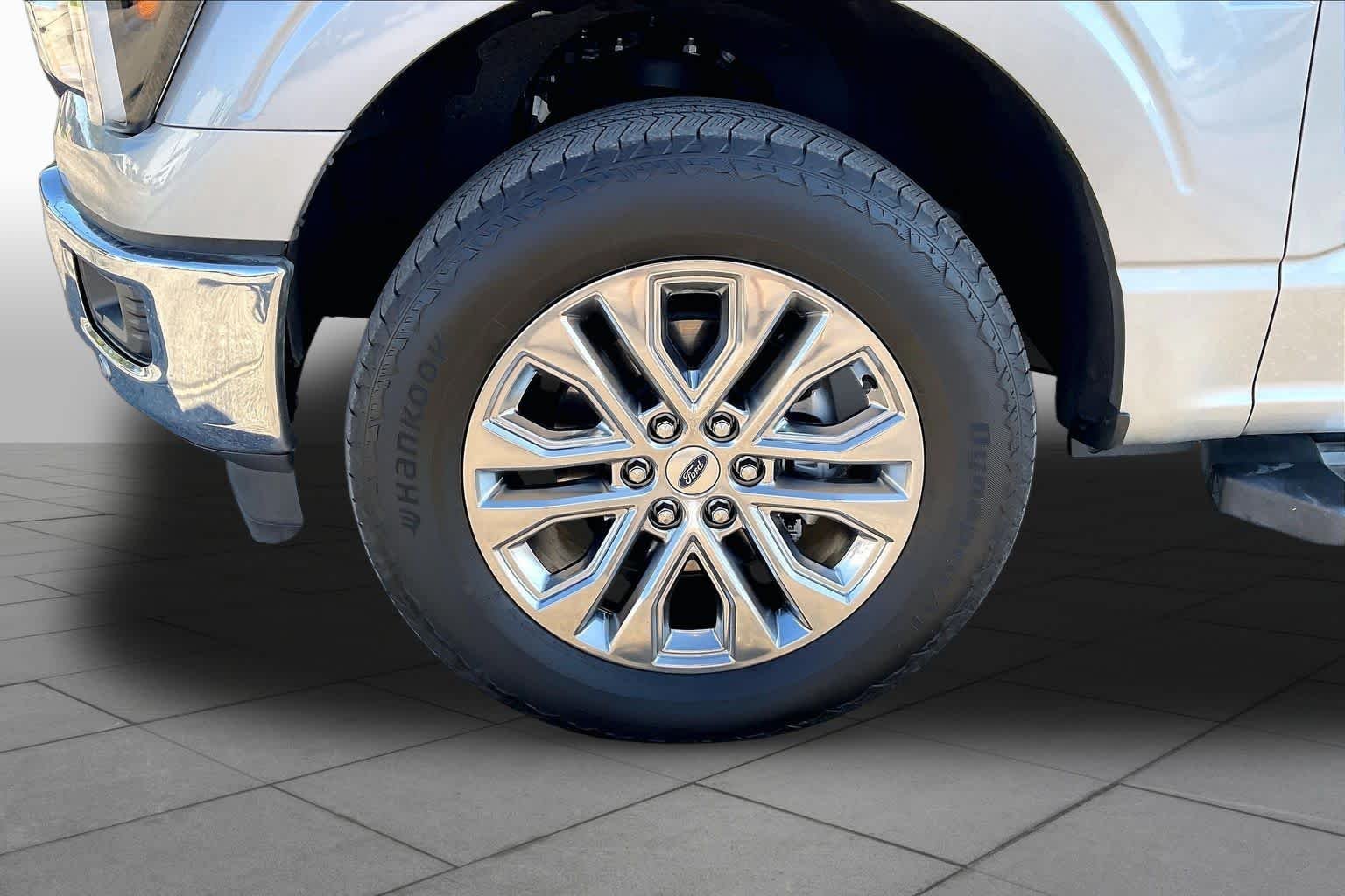 Used 2025 Carbonized Gray Metallic Ford LARIAT image 10