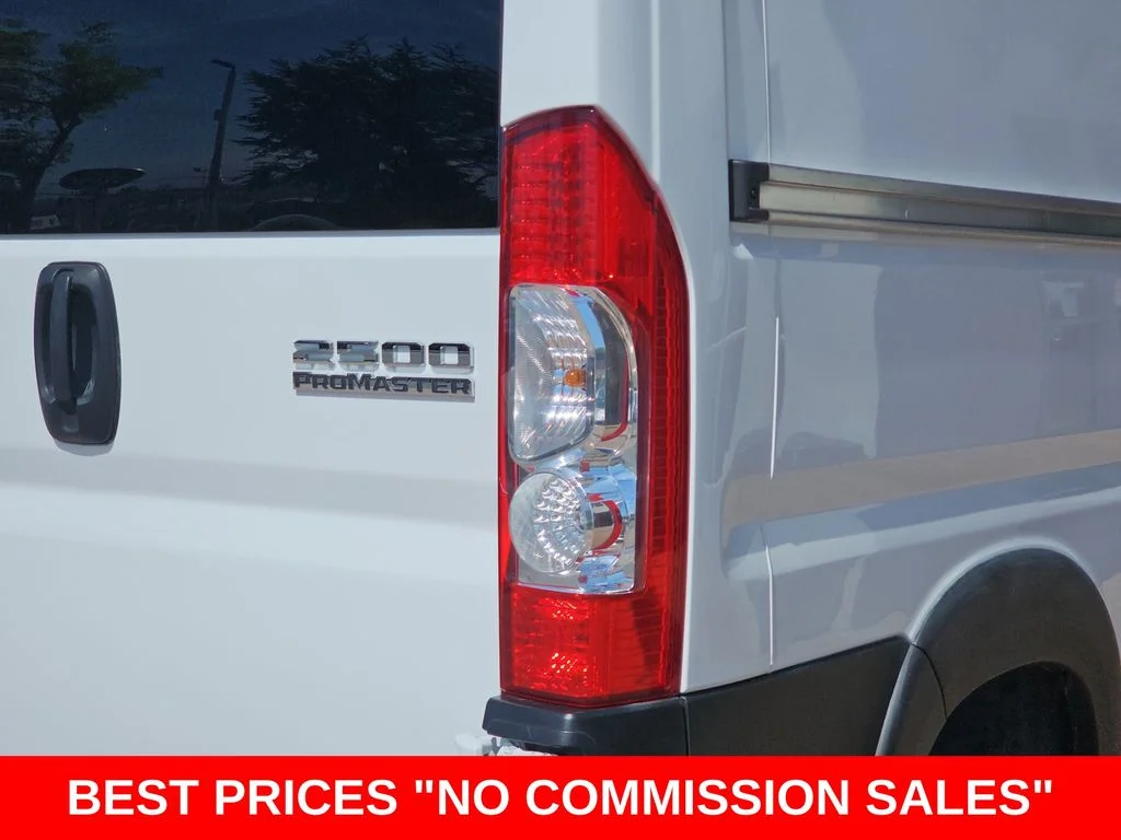 Used 2025 White Ram Base image 39