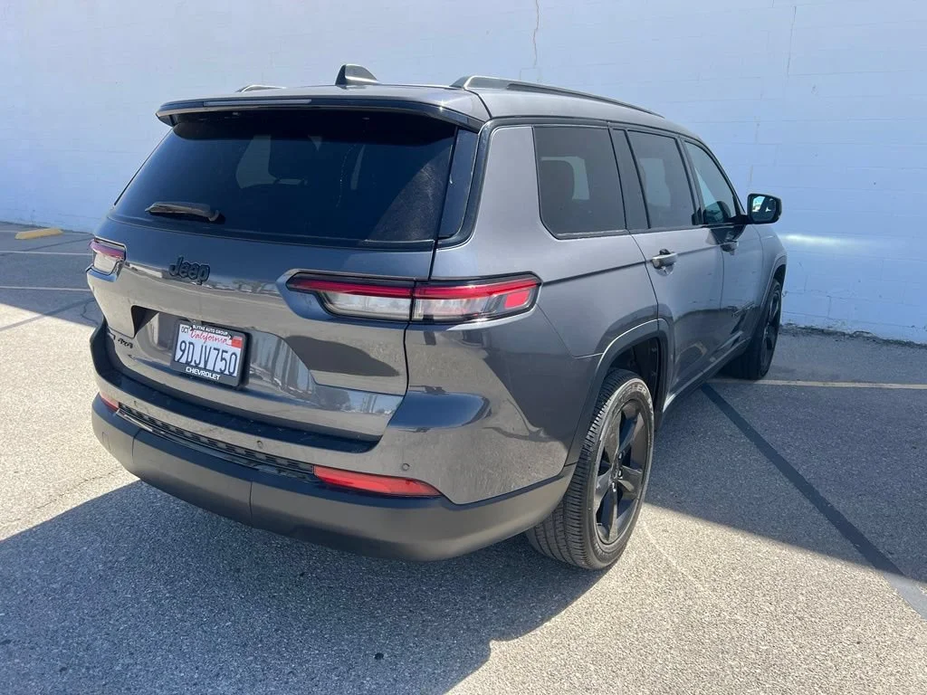 Used 2023 Gray Jeep Altitude image 6