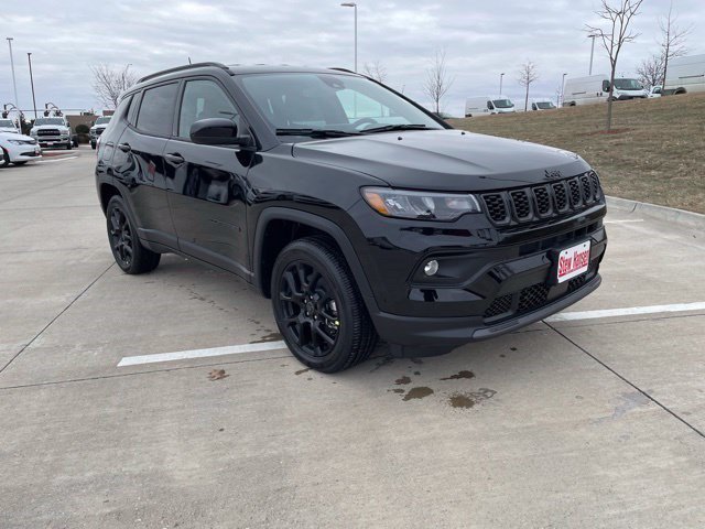 New 2026 Diamond Black Crystal Pearlcoat Jeep Latitude Altitude image 7