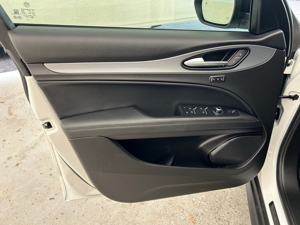 New 2025 Milano White Exterior Paint Alfa Romeo Base image 25