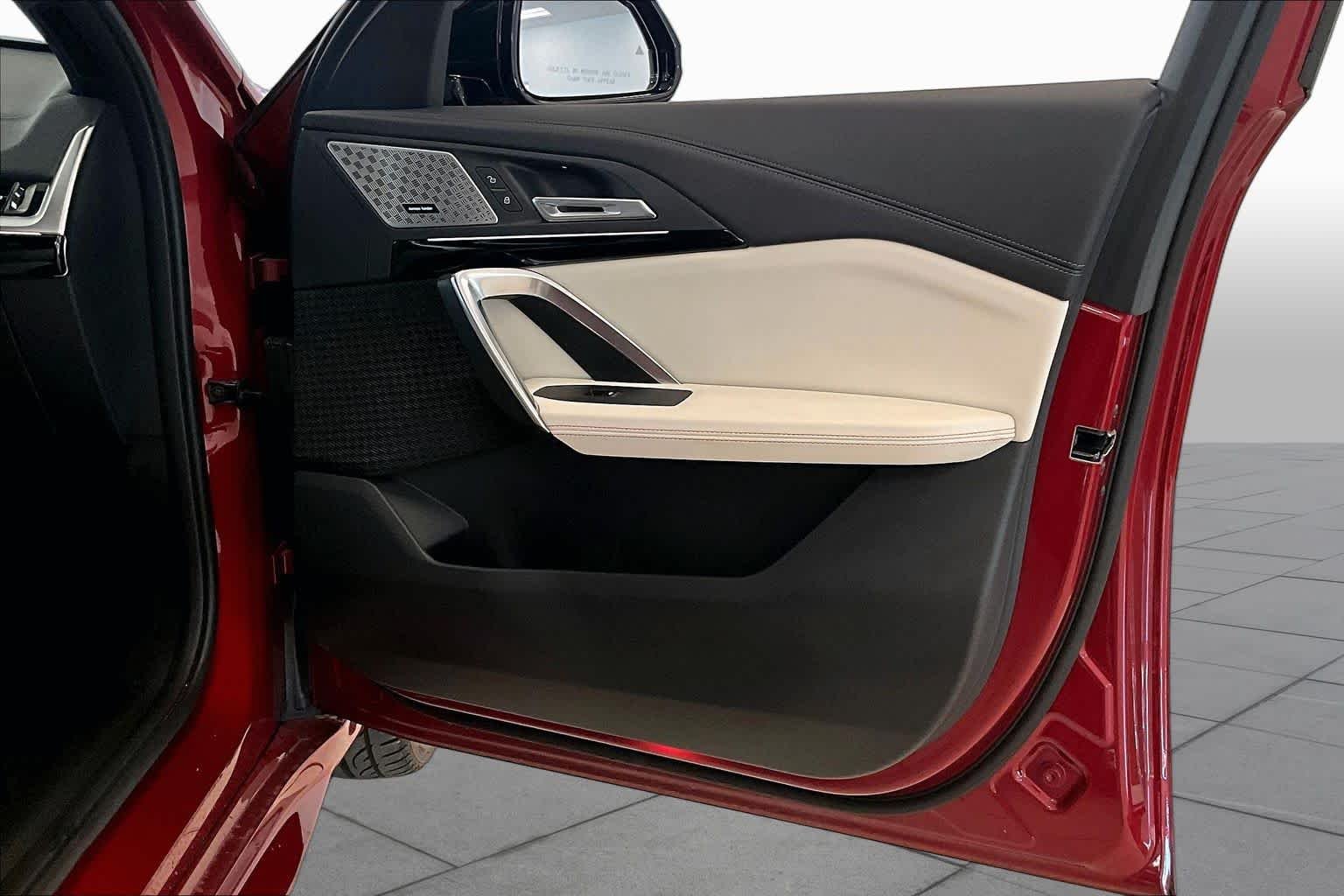 Used 2025 Vegas Red Metallic BMW xDrive28i image 21