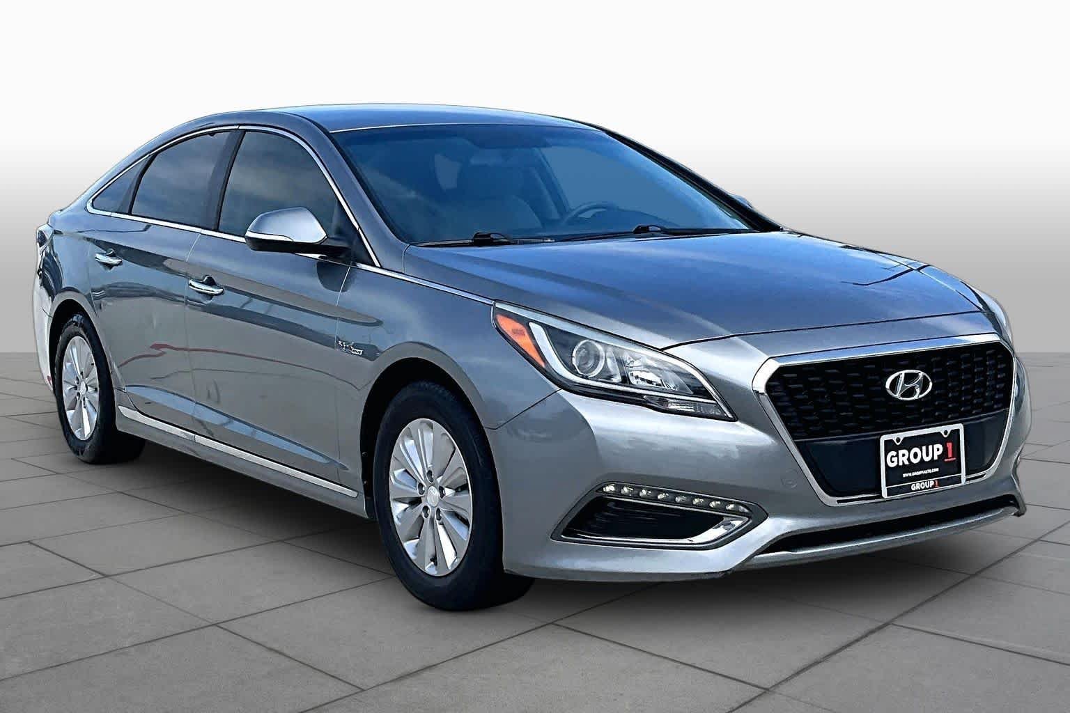 Used 2017 Metropolis Gray Hyundai SE image 3