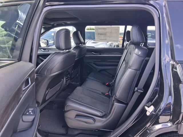 New 2026 Diamond Black Crystal Pearl-Coat Exterior Paint Jeep Altitude image 22