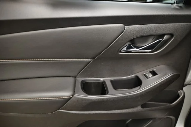 Used 2020 Silver Ice Metallic Chevrolet 3LT image 22