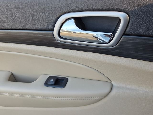 Used 2020 White Jeep Laredo E image 10