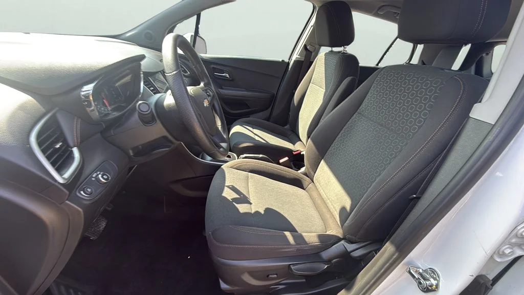 Used 2018 White Chevrolet LS image 12