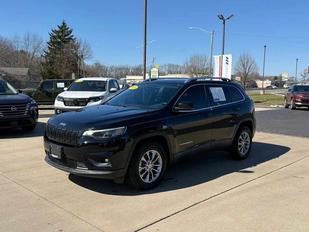 Used 2021 Black Jeep Latitude Lux image 3
