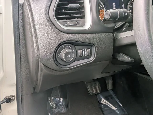 Used 2019 White Jeep Latitude image 15