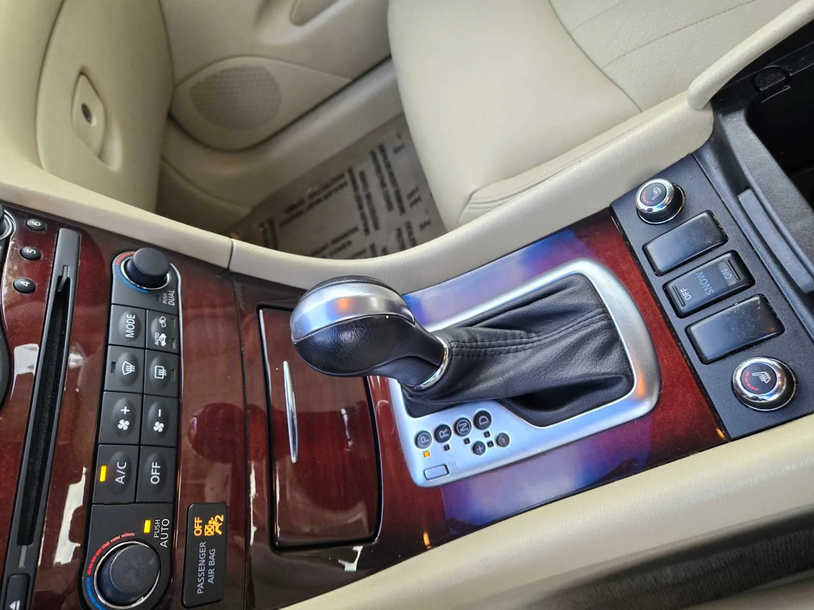 Used 2016  INFINITI  image 16