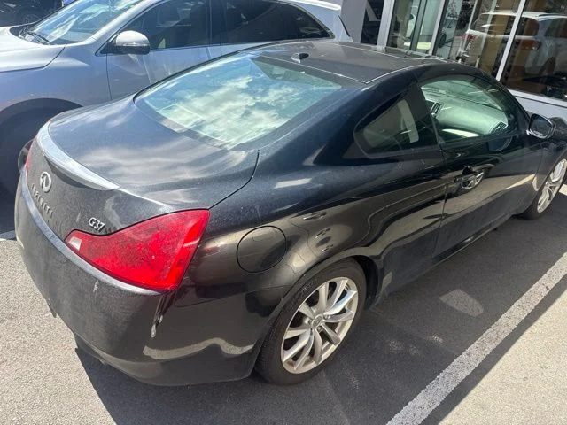 Used 2011 Black INFINITI Journey image 18