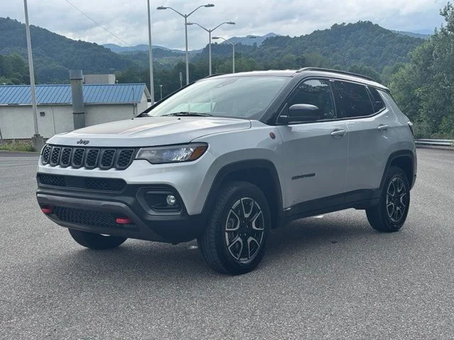 Used 2024 Silver Jeep Trailhawk image 3