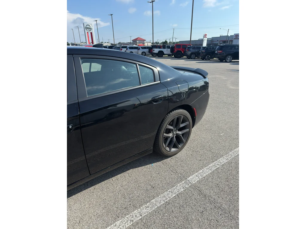 Used 2022 Pitch Black Clearcoat Dodge SXT image 3