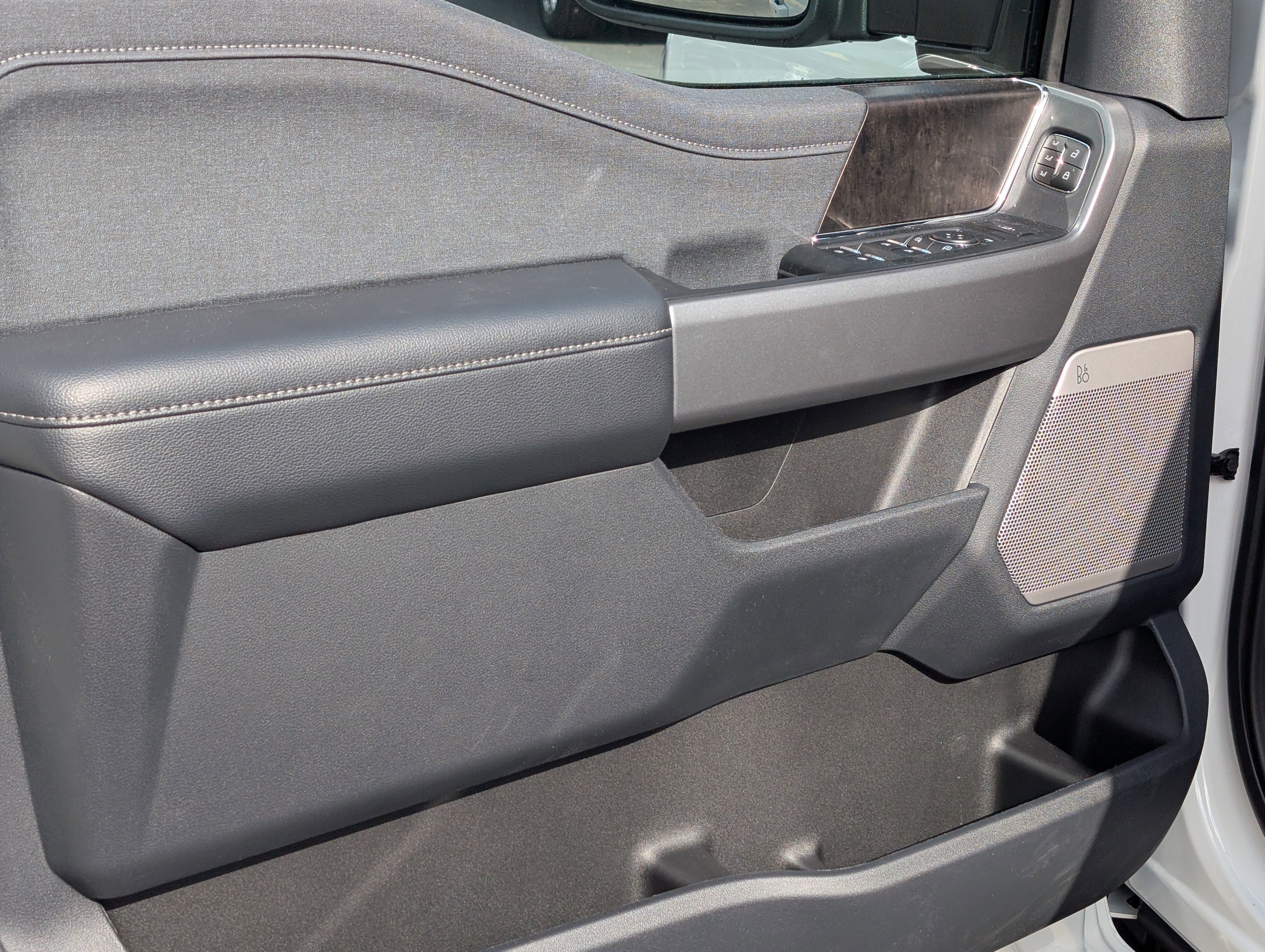 New 2026 Star White Metallic Tri-Coat FORD F-350® Lariat® image 16