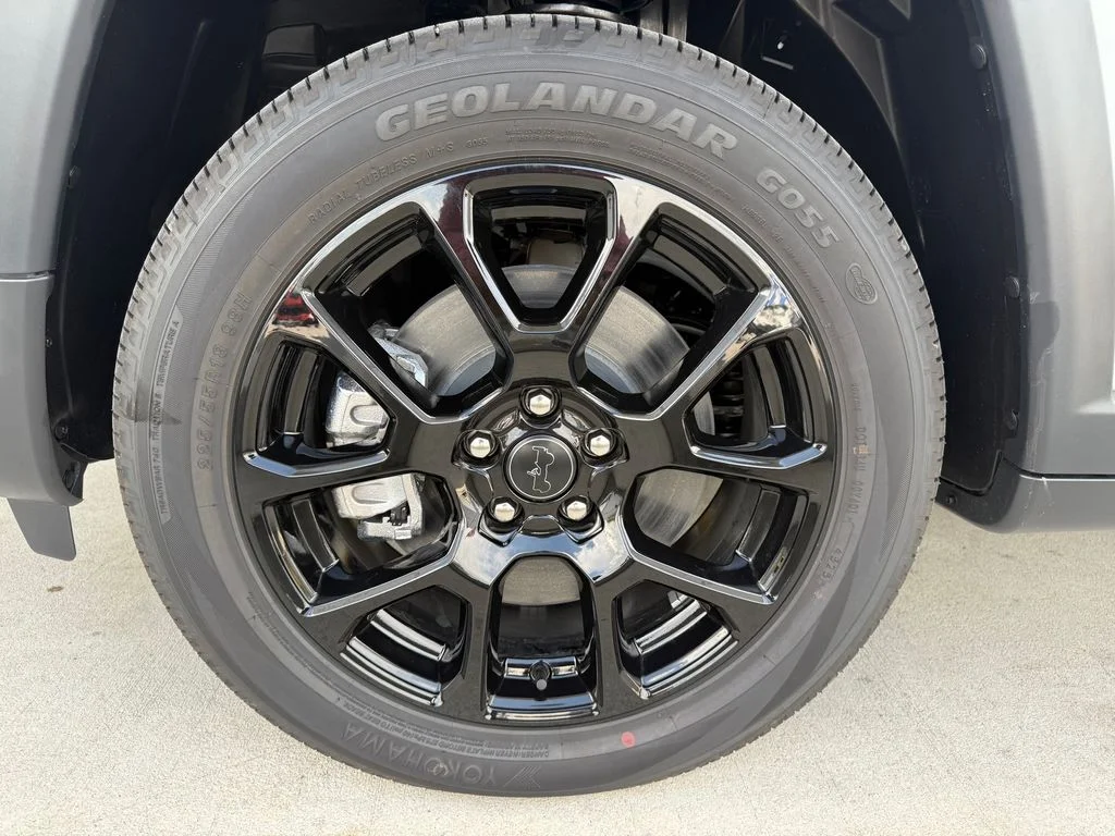 New 2026 Bright White Clear-Coat Exterior Paint Jeep Latitude image 26