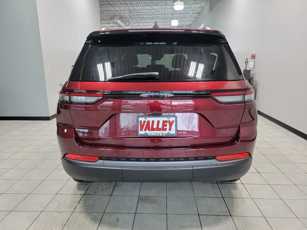New 2026 Velvet Red Pearl-Coat Exterior Paint Jeep Limited image 5