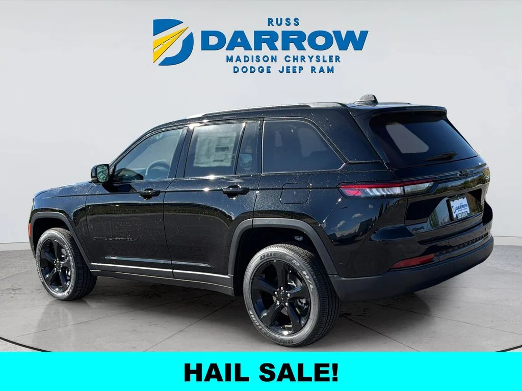 New 2025 Diamond Black Crystal Pearl-Coat Exterior Paint Jeep Laredo image 3