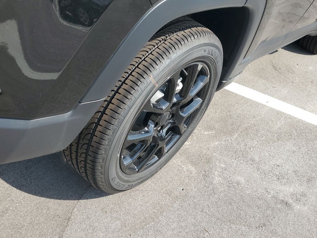 New 2026 Diamond Black Crystal Pearlcoat Jeep Latitude image 4
