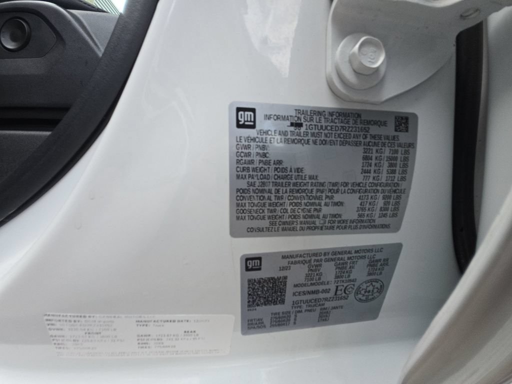 Used 2024 Summit White GMC Elevation image 31