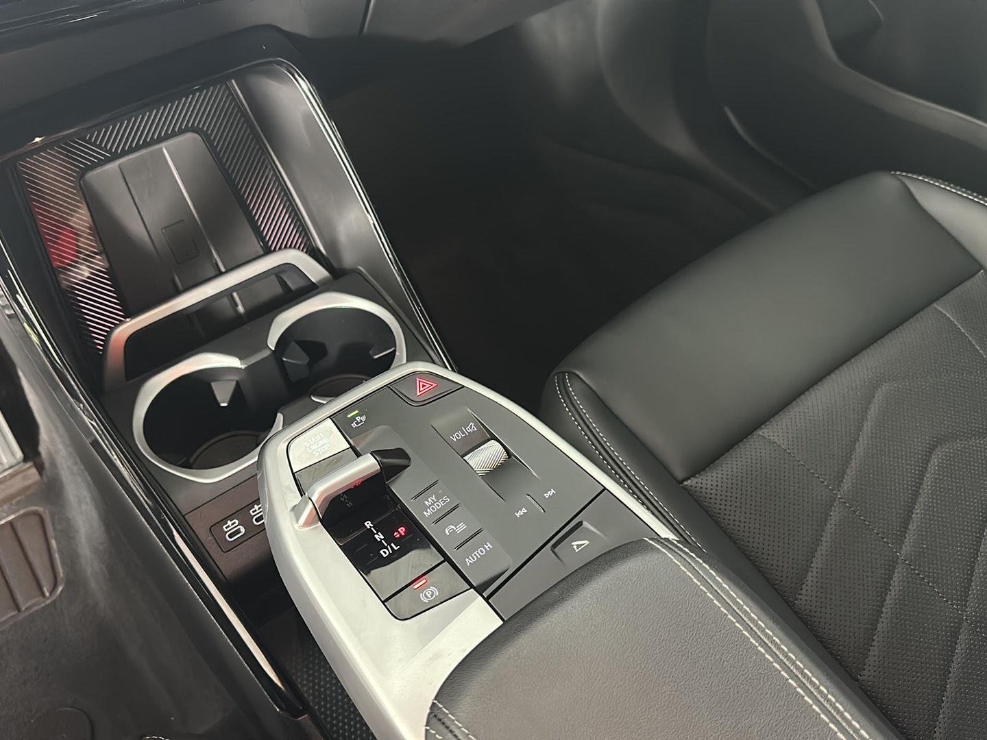 Used 2025 Mineral White Metallic BMW xDrive28i image 15