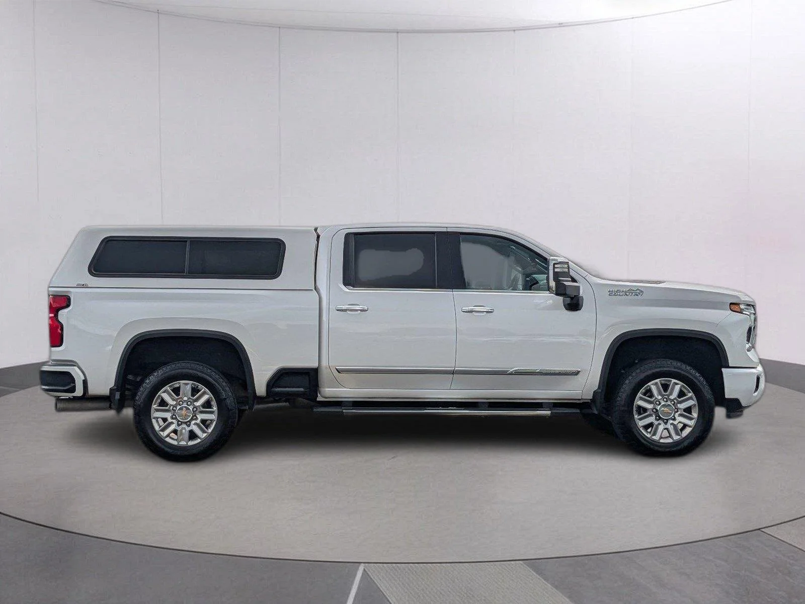 Used 2024 Iridescent Pearl Tricoat Chevrolet High Country image 7