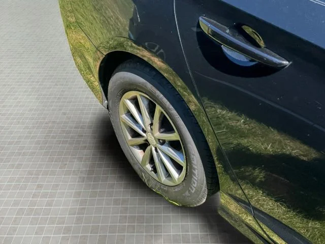 Used 2018 Black Hyundai SE image 13