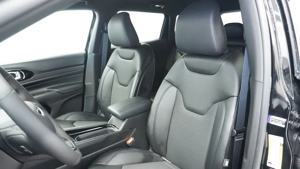 New 2026 Diamond Black Crystal Pearlcoat Jeep Latitude image 31