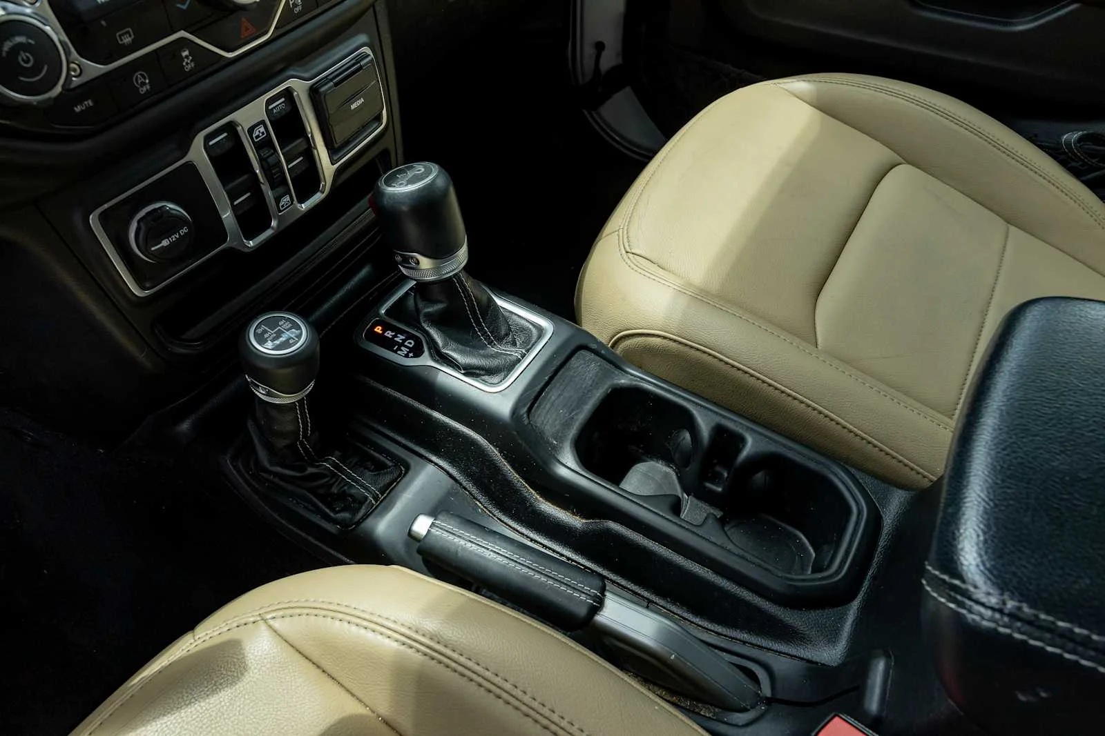Used 2018 Bright White Clearcoat Jeep Sahara image 22