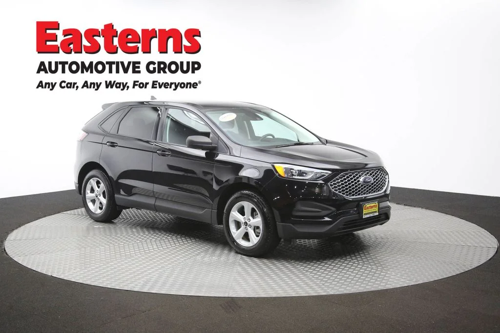 Used 2023 Black Ford SE image 47