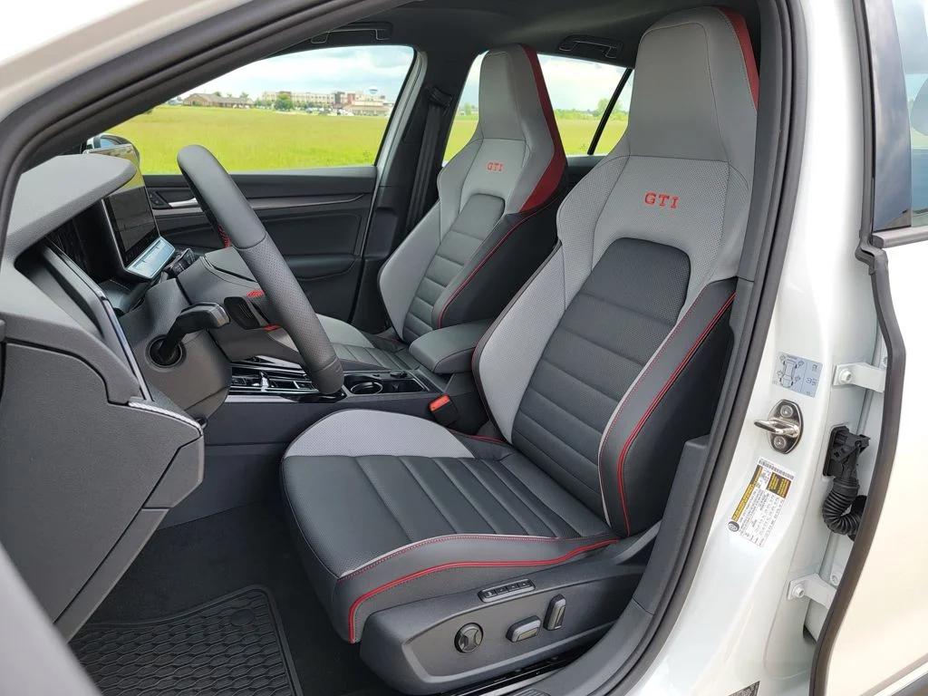 2025 Volkswagen Golf GTI SE - Photo 24