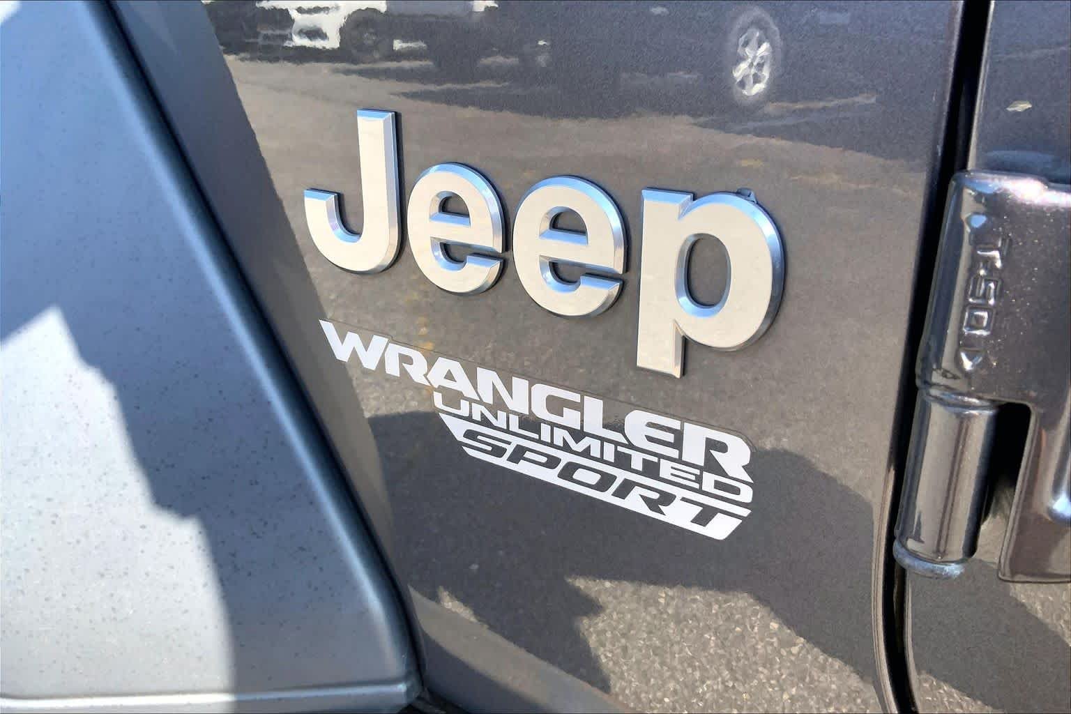Used 2018 Granite Crystal Metallic Clearcoat Jeep Sport S image 30