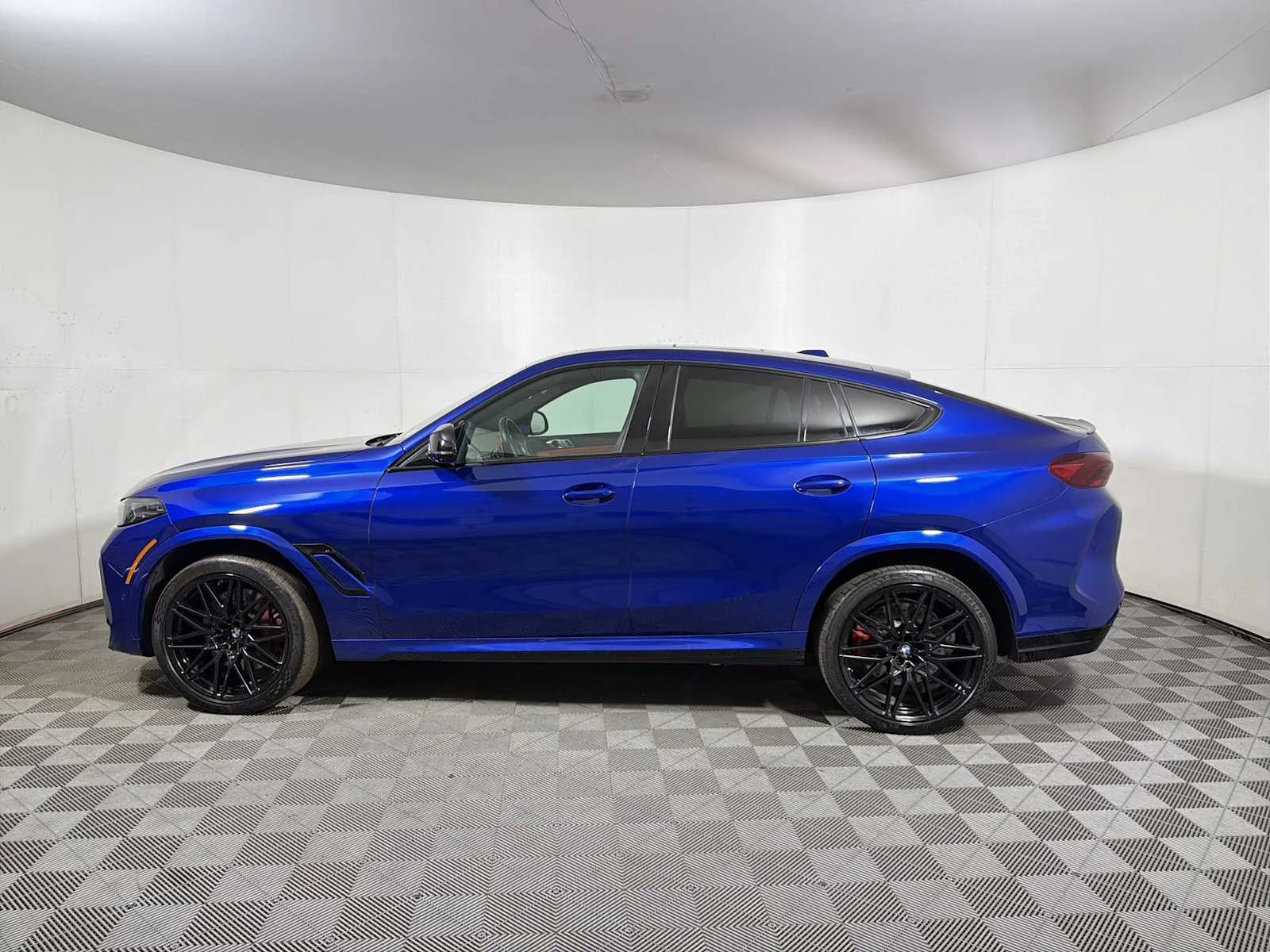 Used 2024 Marina Bay Blue Metallic BMW  image 4