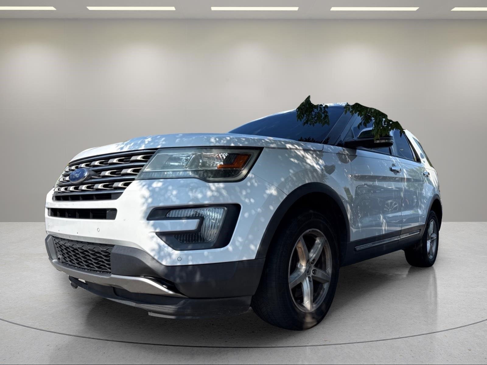 Used 2016 Oxford White Ford XLT image 1