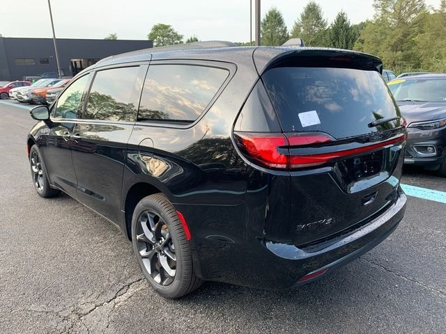 New 2027 Diamond Black Crystal Pearl-Coat Exterior Paint Chrysler Limited image 2