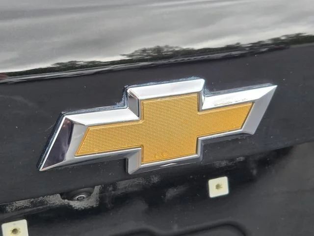 Used 2025 Mosaic Black Metallic Chevrolet LT image 17