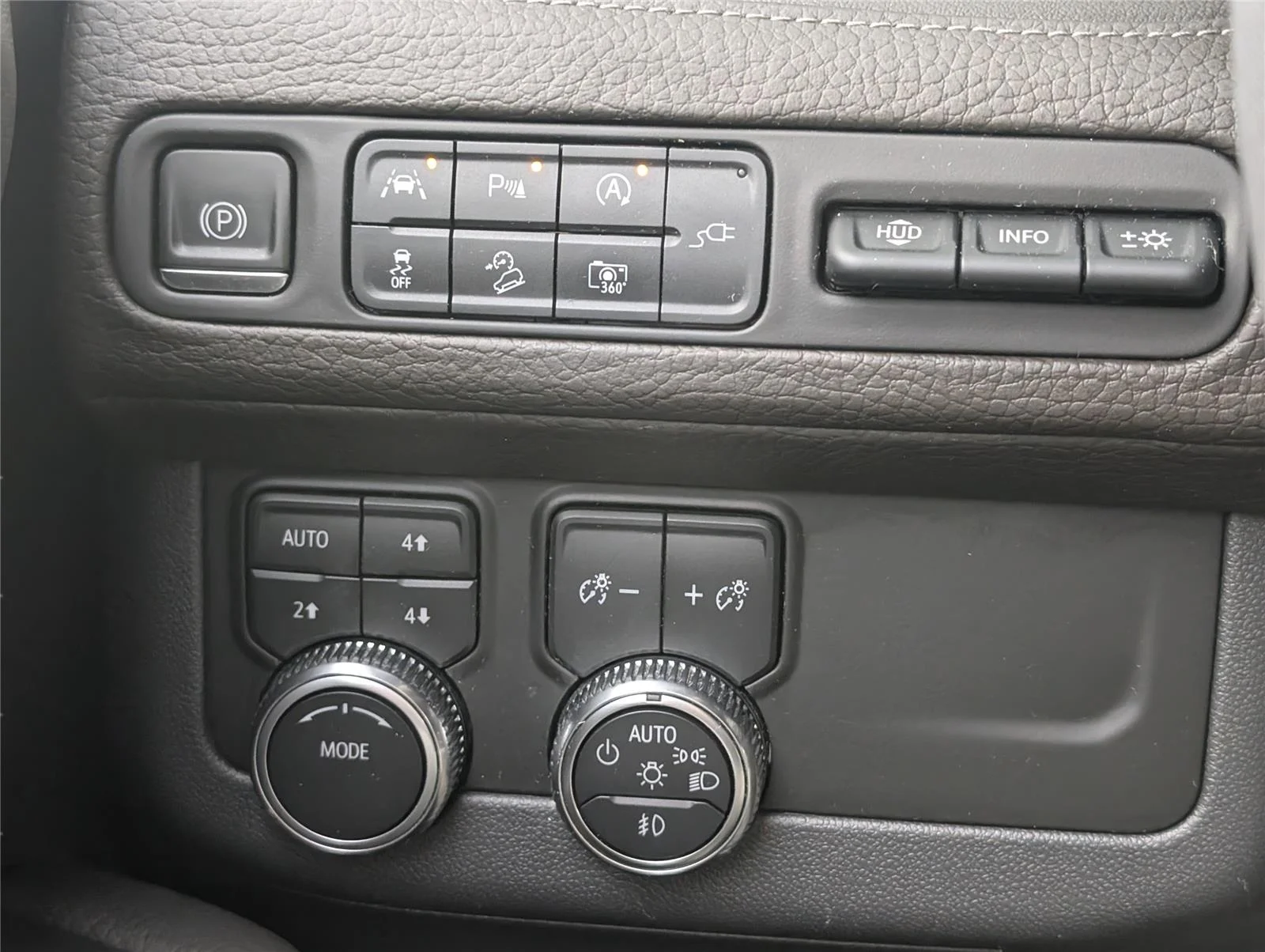 Used 2022 White Frost Tricoat GMC Denali image 33