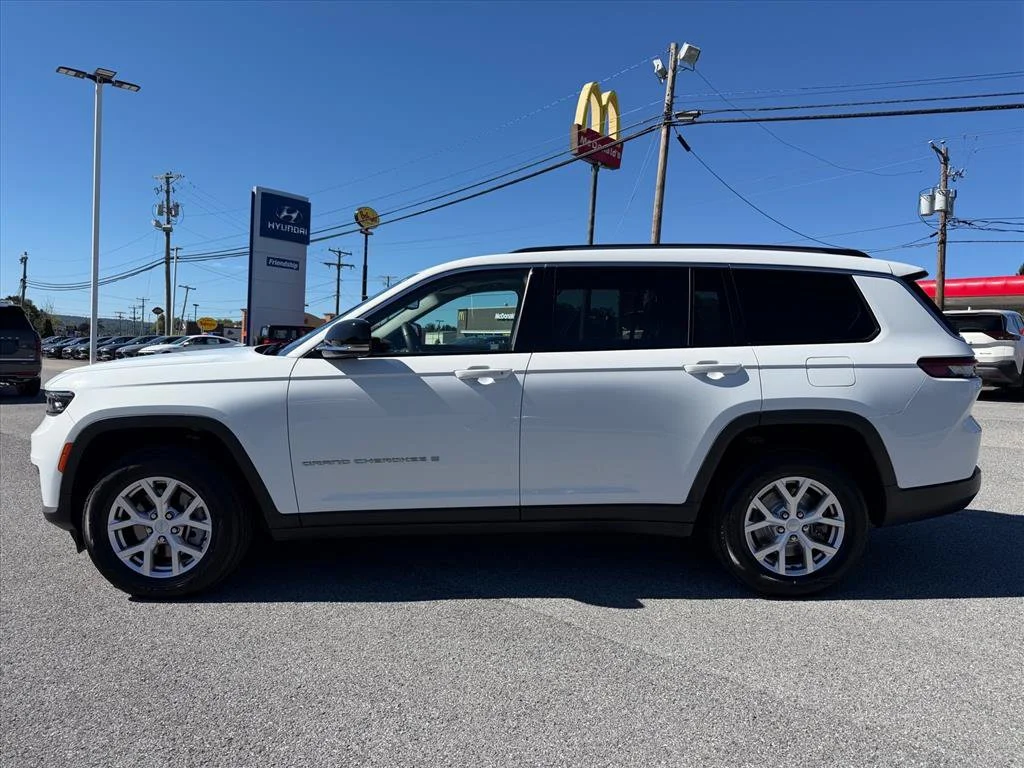 Used 2022 White Jeep Limited image 4