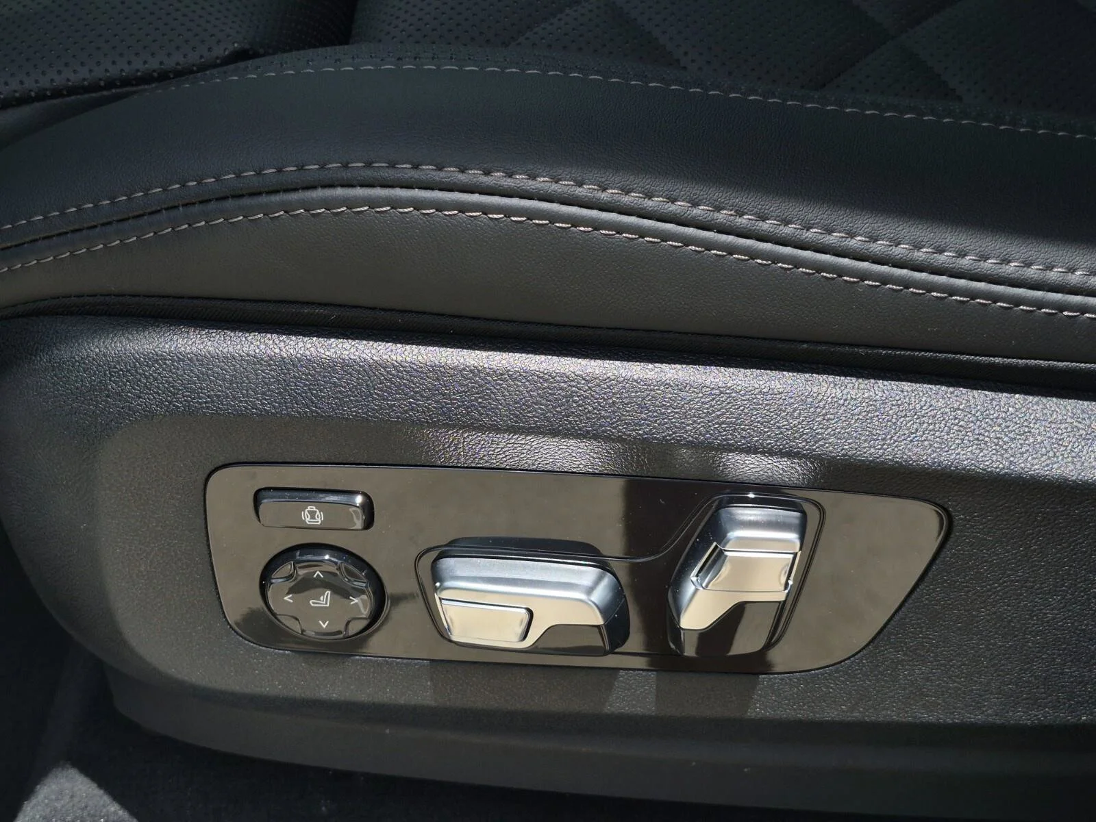 New 2026 Mineral White Metallic BMW xDrive40i image 13