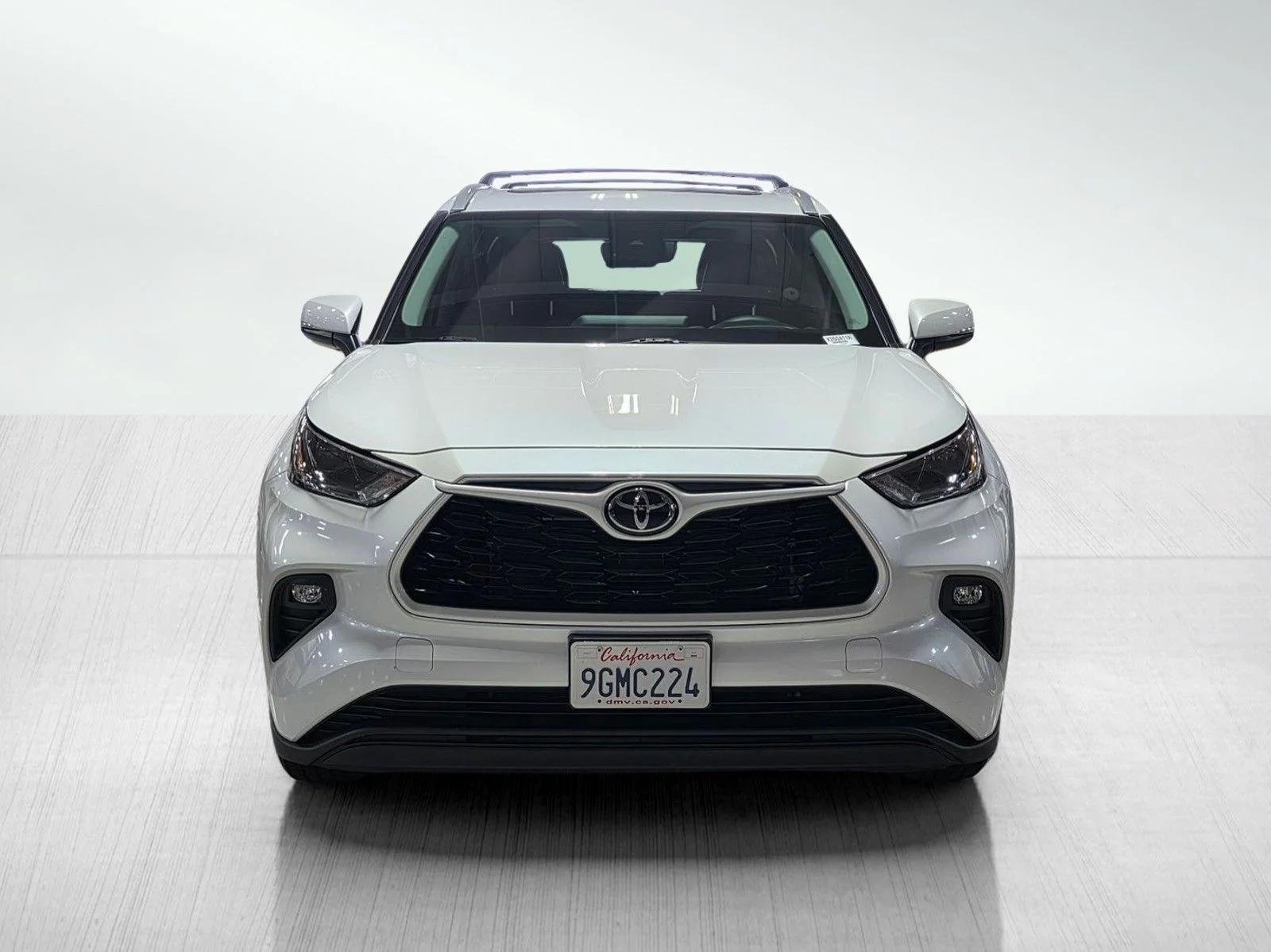 Used 2023 Wind Chill Pearl Toyota XLE image 2