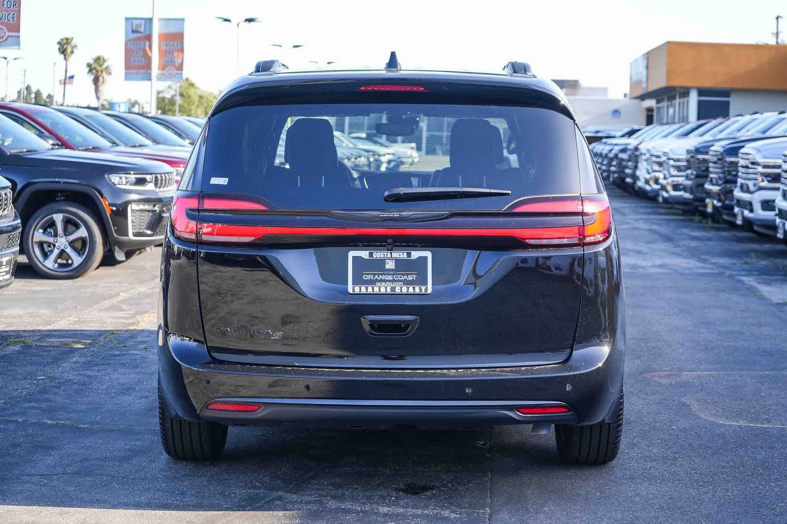 New 2026 Diamond Black Crystal Pearl-Coat Exterior Paint Chrysler Select image 7