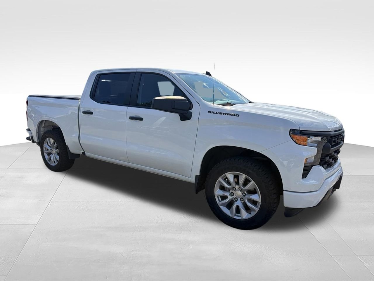 Used 2023 White Chevrolet Custom image 3