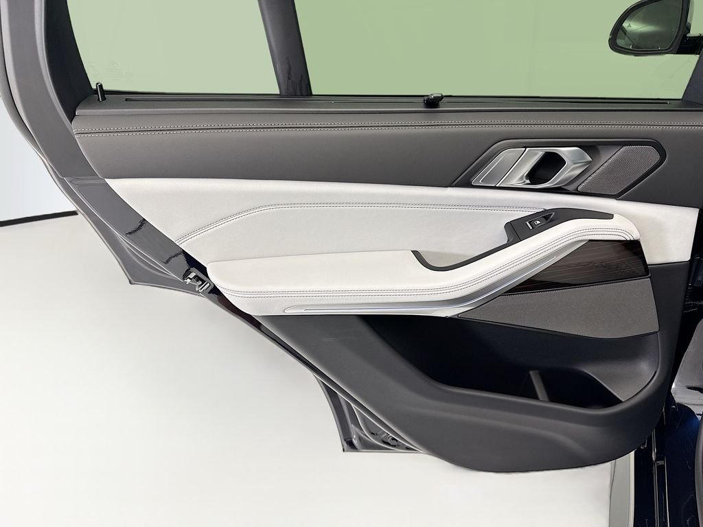 New 2026 Carbon Black Metallic BMW xDrive50e image 25