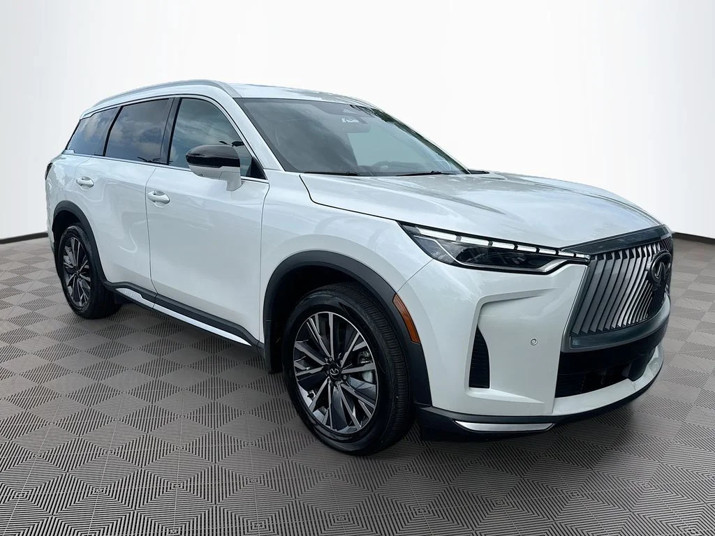 Certified Used 2026 White INFINITI LUXE image 4