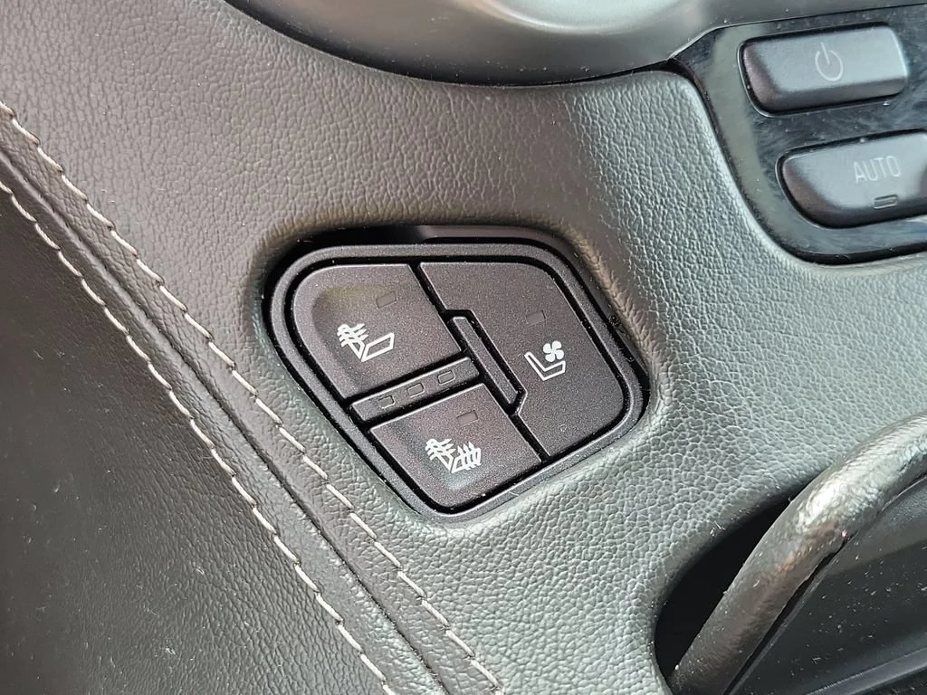Used 2018 SILVER ICE METALLIC Chevrolet Premier image 33
