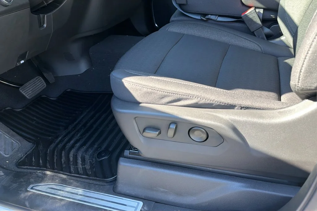 New 2026 Summit White Chevrolet LT (2FL) image 19
